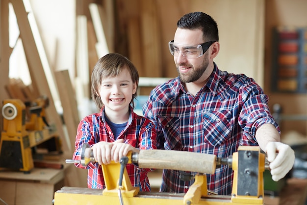 Free photo family in workshop