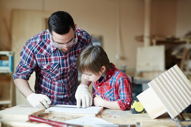 Free photo family in workshop