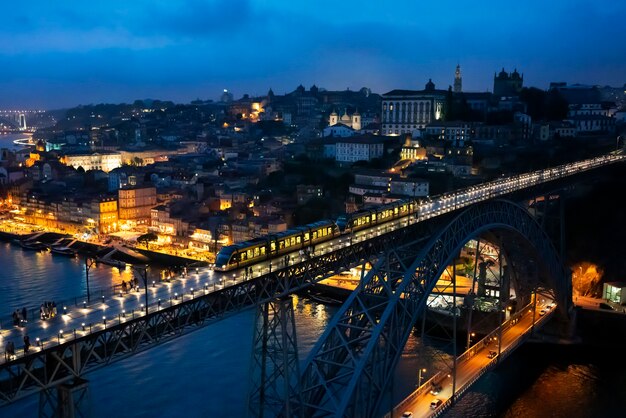 夜の有名な橋ルイス1世、ポルト、ポルトガル、ヨーロッパ