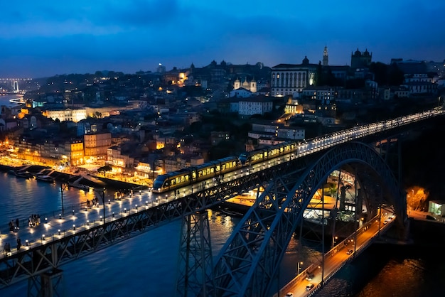 夜の有名な橋ルイス1世、ポルト、ポルトガル、ヨーロッパ