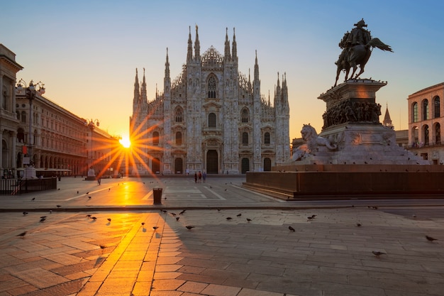 日の出、ミラノ、ヨーロッパで有名なドゥオーモ。