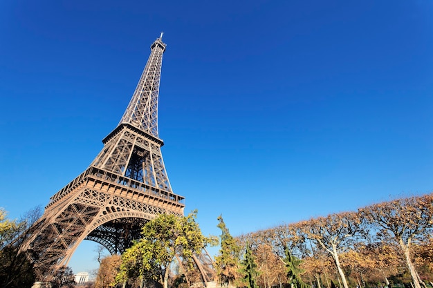 秋のパリの有名なエッフェル塔
