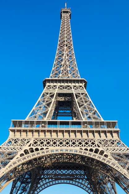 Знаменитая Эйфелева башня - Париж