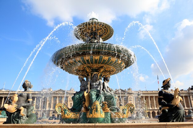 Известный фонтан в Париже