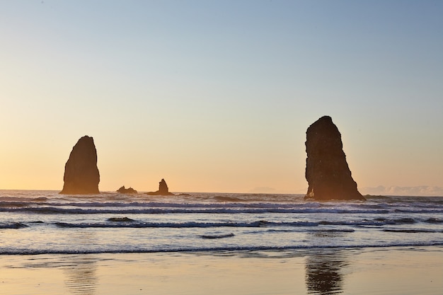太平洋の岩の多い海岸線にある有名なヘイスタックロック