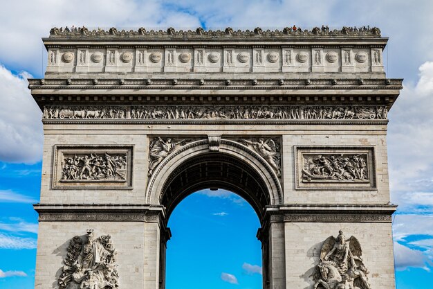 Знаменитая историческая Триумфальная арка в Париже, Франция