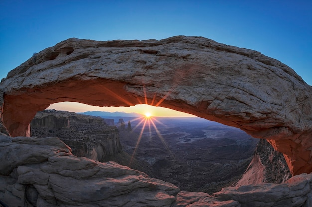 Canyonlands 국립 공원, 유타, 미국에서 메사 아치에서 유명한 일출