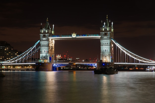 夜のライトで照らされたロンドンの有名なタワーブリッジ