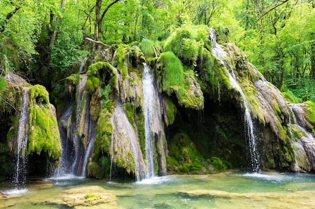 Знаменитый вид на Cascades des Tufs во Франции