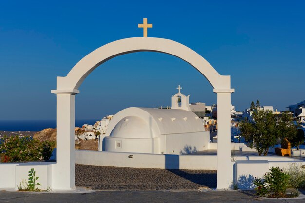 아침에 이아(Oia)의 유명한 전망, 그리스 산토리니(Santorini)