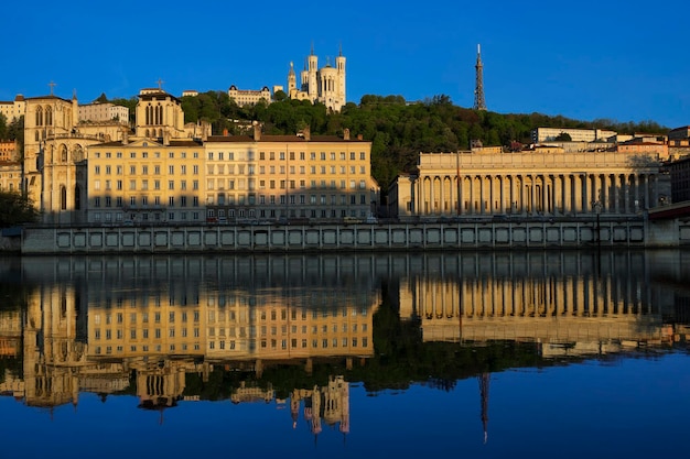 フランス、リヨンのソーヌ川の有名な景色