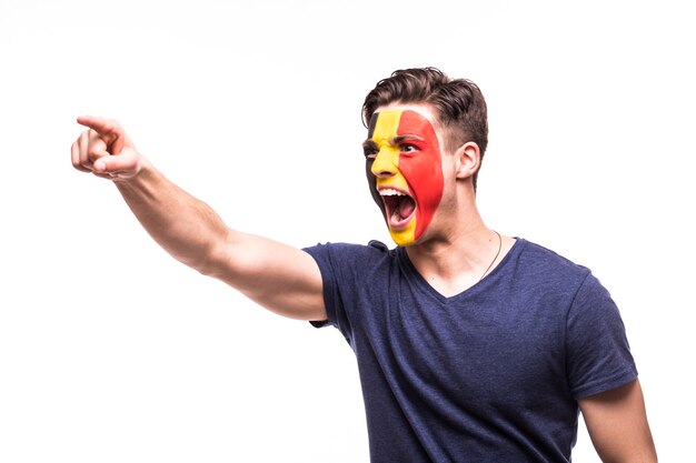Фанатская поддержка сборной Бельгии с раскрашенным лицом криком и криком, изолированным на белом фоне