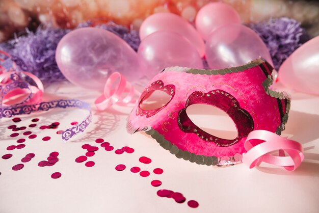 パーティーの要素を持つ派手なピンクのマスク