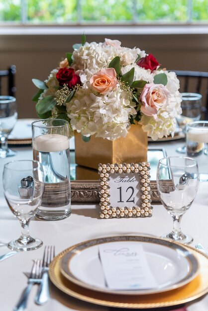 꽃으로 장식 된 멋진 웨딩 테이블