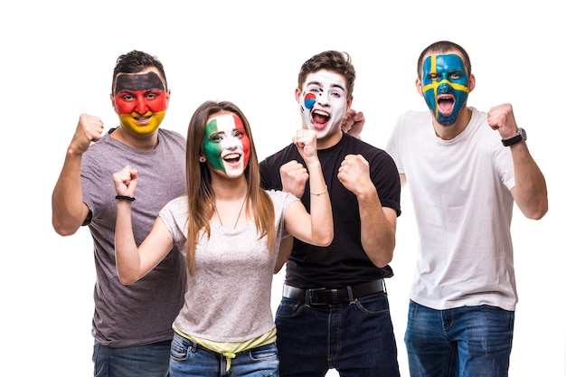 Foto gratuita i fan delle squadre nazionali con la faccia della bandiera dipinta di germania, messico, repubblica di corea, svezia.