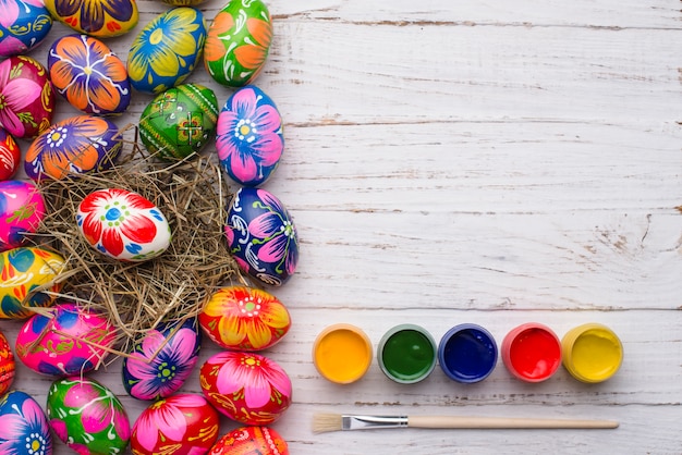 Foto gratuita uova di pasqua fantastico con cinque barattoli di vernice