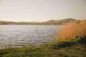 Foto gratuita paesaggio fantastico con lago calmo