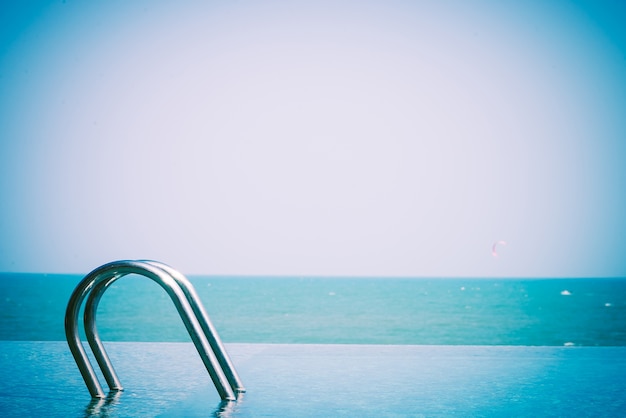 Foto gratuita fantastica piscina con scaletta