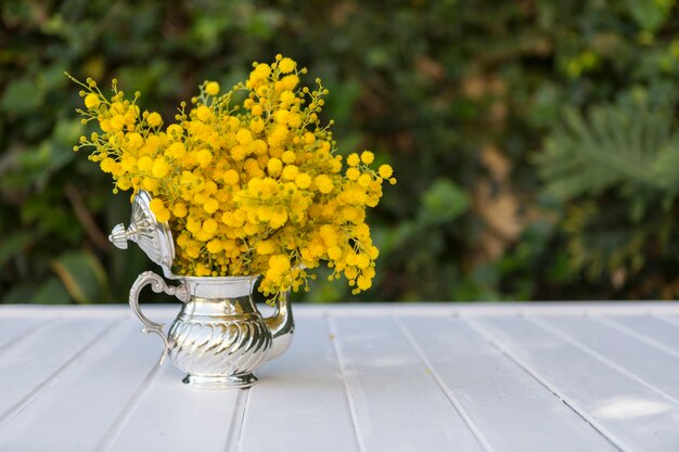 黄色の花と素晴らしいティーポット