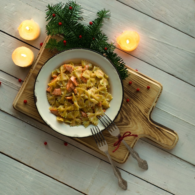 Farfalle al dente con salmone su tavola di legno