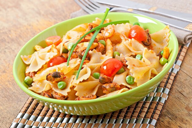 해산물, 체리 토마토, 완두콩이 들어간 Farfalle 파스타