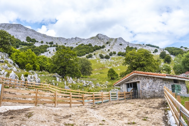 Free photo farm near the mountain aitzkorri in gipuzkoa