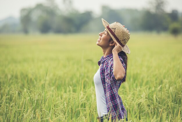 農夫は田んぼにいて、彼女の米の世話をします。