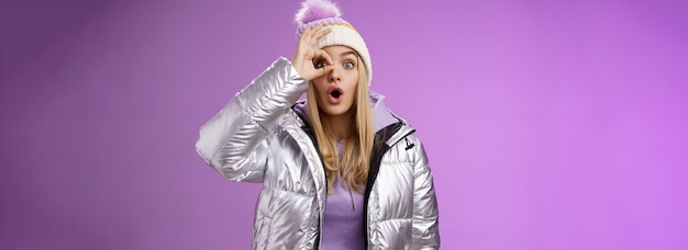 Free photo fascinated amused young attractive blond girl vacation snowy country look astonished impressed show