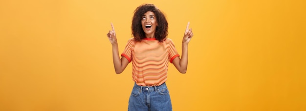 Free photo fascinated impressed and amused goodlooking charming africanamerican woman with afro hairstyle in