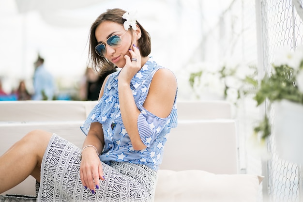 Foto gratuita affascinante armonia aria donna fiore tentazione