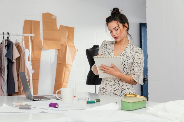 Foto gratuita designer di moda che lavora nel suo laboratorio