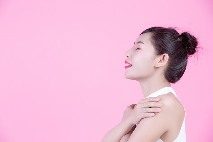 무료 Photo 패션 소녀는 분홍색 배경에 손 제스처와 함께 드레스.