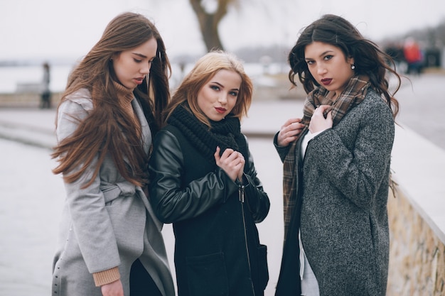 Foto gratuita ragazze di moda in città