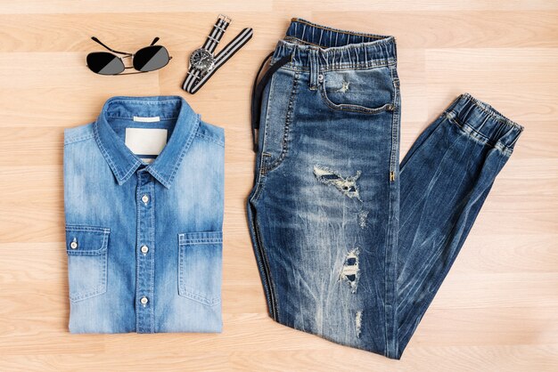 Uomini di moda e accessori nuovi jeans blu alla moda