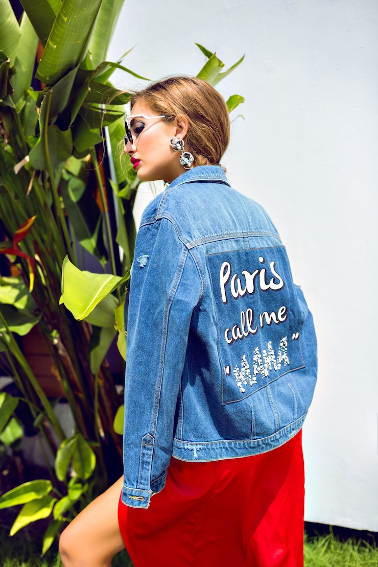 Free Photo fashion outdoor portrait of stunning blonde woman, wearing luxury elegant evening dress,  earnings sunglasses. and hipster jacket