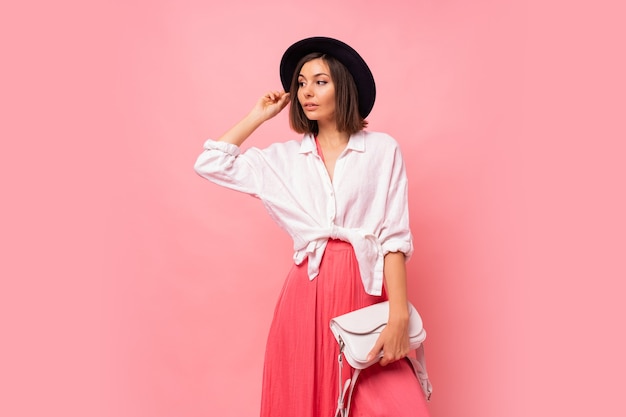 https://img.freepik.com/free-photo/fashion-photo-graceful-brunette-woman-spring-outfit-posing-holding-white-bag_273443-4124.jpg?size=626&ext=jpg&ga=GA1.1.1803636316.1700697600&semt=ais