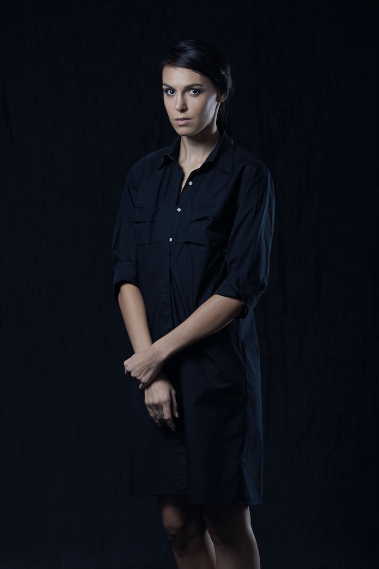 免費 Photo 穿著黑色<unk>衫的年輕美麗女子的時尚照片