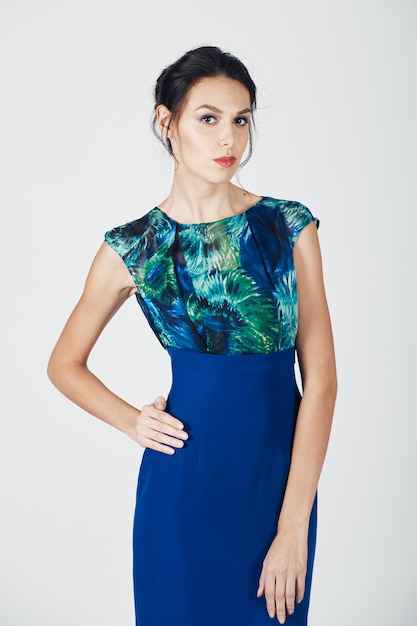 파란 드레스에 아름 다운 젊은 여자의 패션 사진.