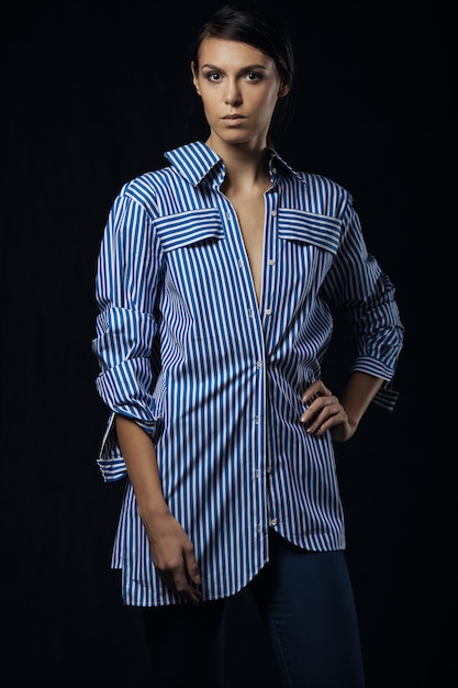 파란색 셔츠에 젊은 웅대 한 여자의 패션 사진