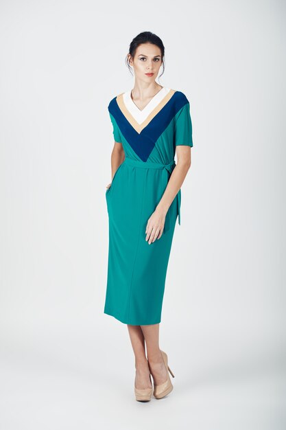 녹색 드레스에 아름 다운 젊은 여자의 패션 사진
