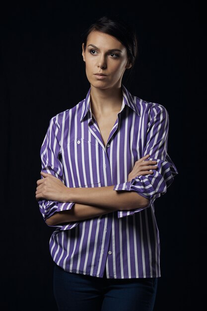 紫のシャツの若い壮大な女性のファッション写真