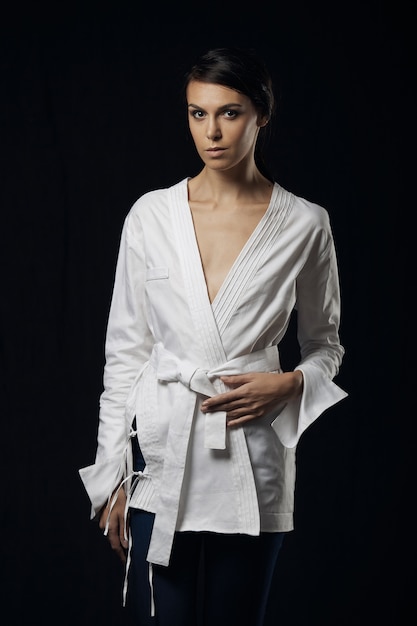 흰 셔츠에 젊은 웅대 한 여자의 패션 사진