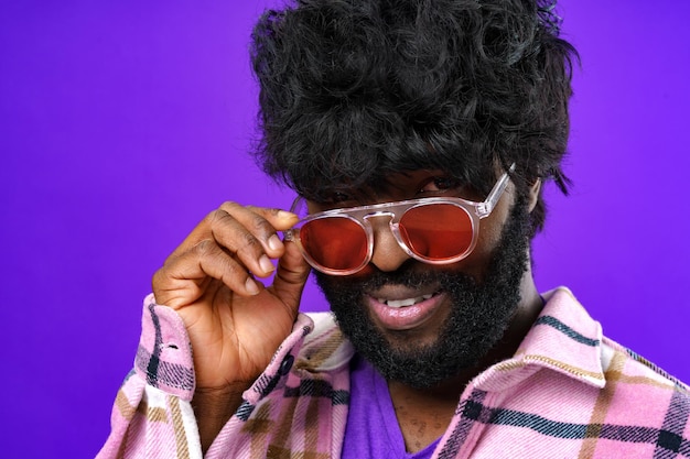 Moda ritratto di uomo afroamericano con gli occhiali su sfondo viola