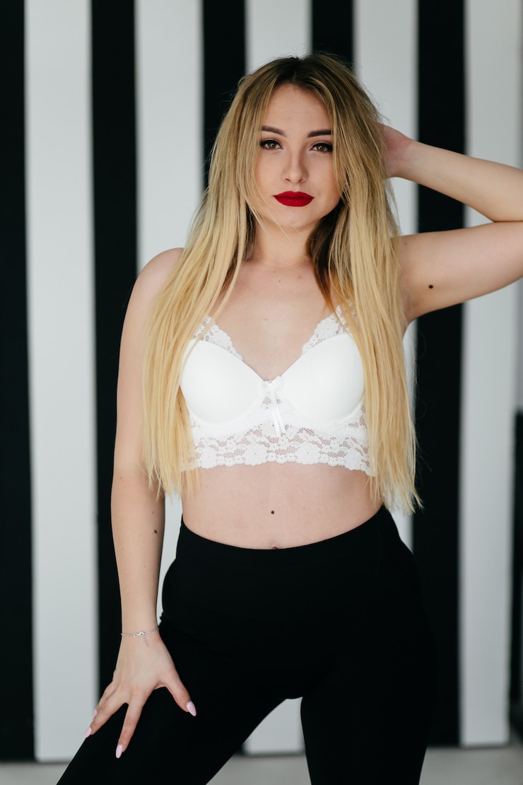Free Photo fashion portrait of a beautiful blonde model