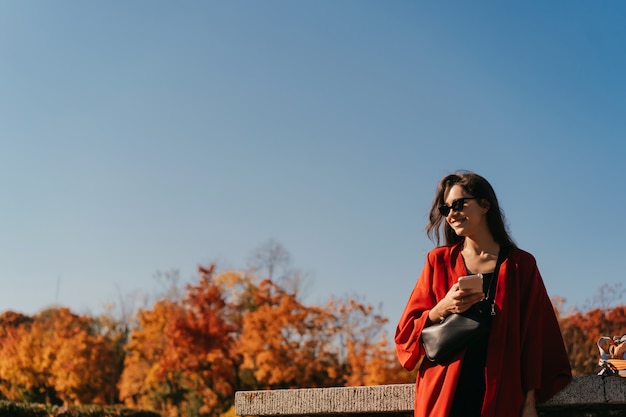 秋の公園で美しい女性のファッションの肖像画