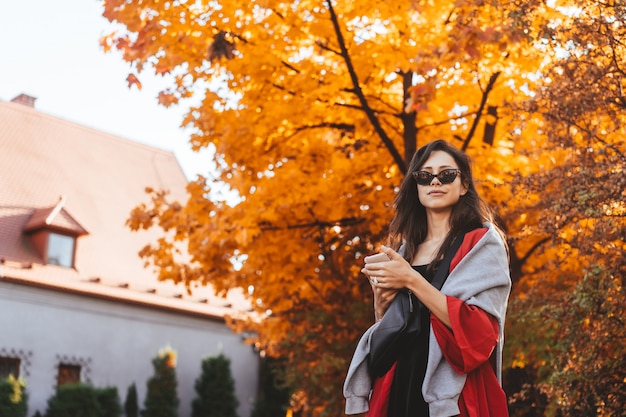 Foto gratuita adatti il ritratto di bella donna nel parco di autunno