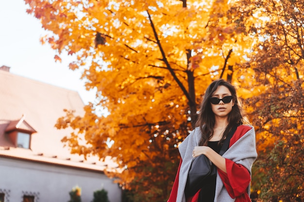 Foto gratuita adatti il ritratto di bella donna nel parco di autunno