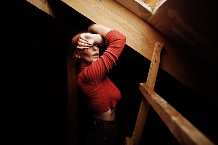 무료 Photo 지붕에 redhaired 섹시한 여자의 패션 초상화 모델 매력적인 유혹 여자