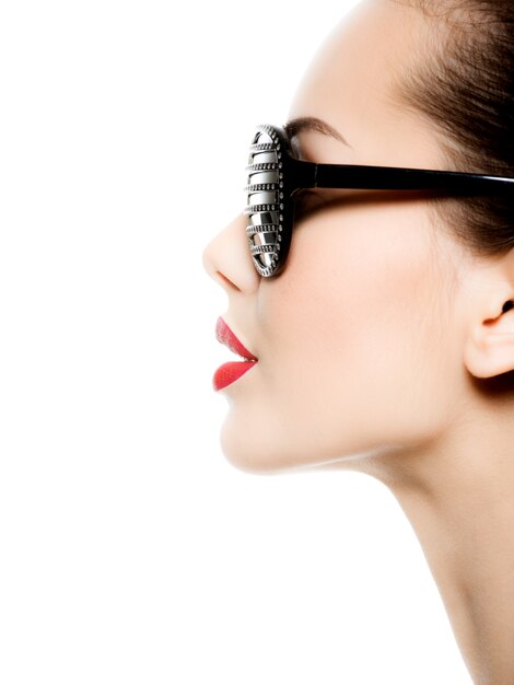 Модный портрет женщины в черных очках с бриллиантами и красными губами
