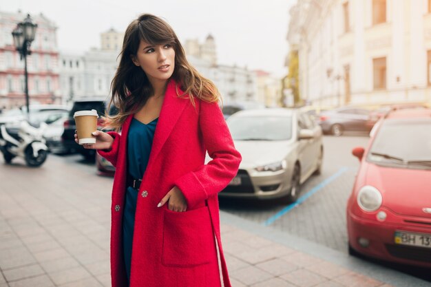 빨간 코트, 가을 스타일 트렌드, 커피를 마시고, 웃고, 행복하고, 파란색 실크 드레스를 입고 도시 거리에서 걷는 젊은 아름 다운 세련 된 여자의 패션 초상화